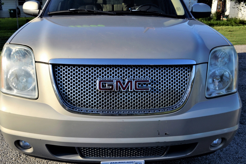 concession-SOLLIES PONT-min_gmc-yukon-truck-grill-2828425